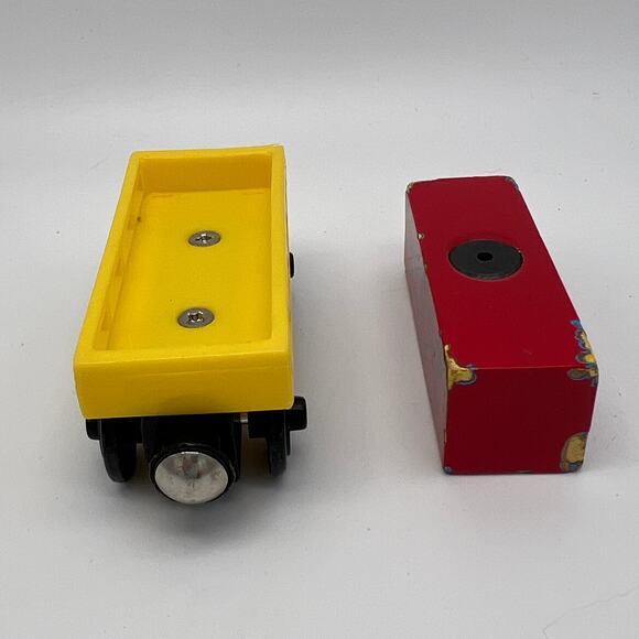 Thomas & Friends Wooden Railway Train Tank Sodor Cargo Co. Cargo Car Yellow Red - Picture 5 of 7